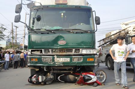 Xe điên lao giữa ngã tư đèn đỏ, 4 người tử nạn