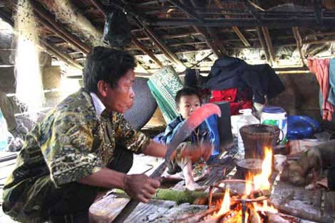 Dị nhân Quảng Bình mút dao nung đỏ như... mút kem - 2