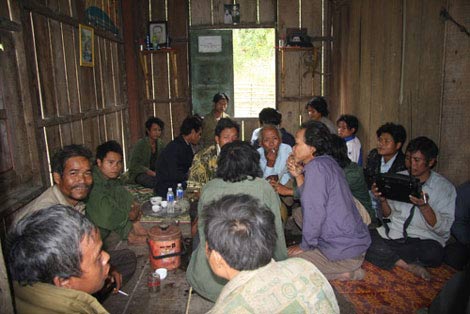 Dị nhân Quảng Bình mút dao nung đỏ như... mút kem - 4