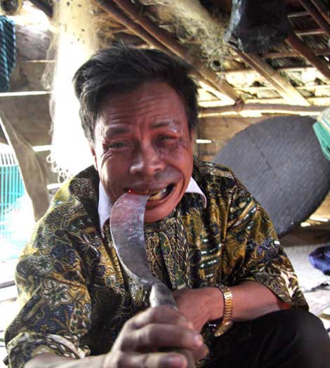 Dị nhân Quảng Bình mút dao nung đỏ như... mút kem - 1