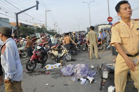 Xe điên lao giữa ngã tư đèn đỏ, 4 người tử nạn