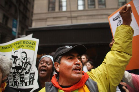 Người biểu tình vây quanh trụ sở của Ngân hàng Chase Manhattan ở New York hôm 12/10. Ảnh: AFP