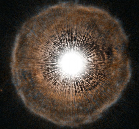 Vành đai vật chất hình cầu và ngôi sao tạo thành một thứ giống như giác mạc. Ảnh: NASA.
