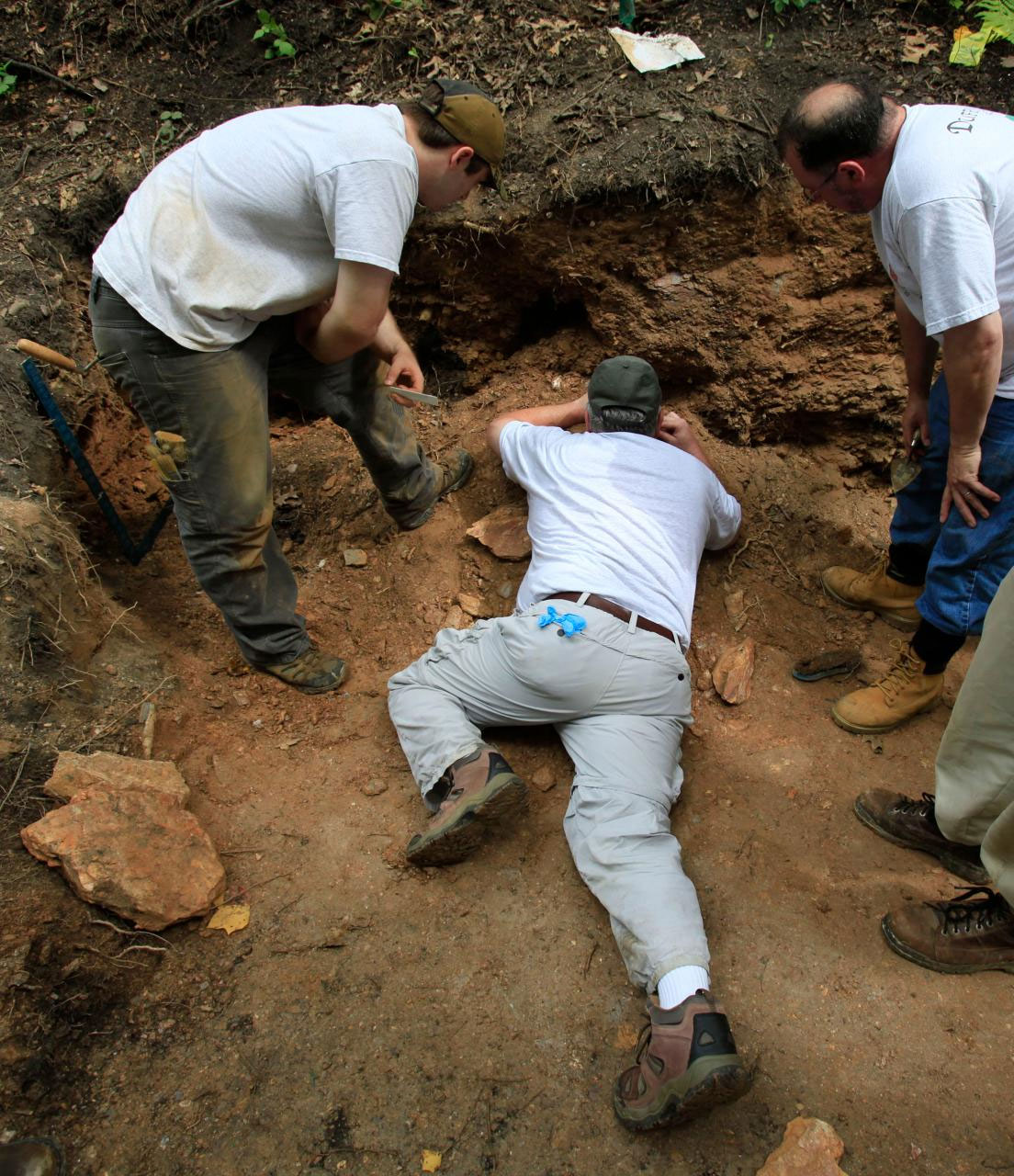 Các nhà nghiên cứu đang tiến hành khảo sát tại khu vực gần ngôi mộ tập thể.